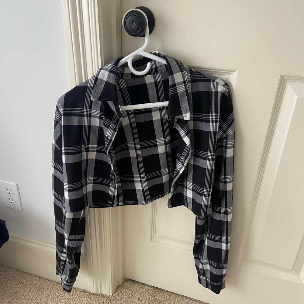 Cropped black & white flannel with buttons